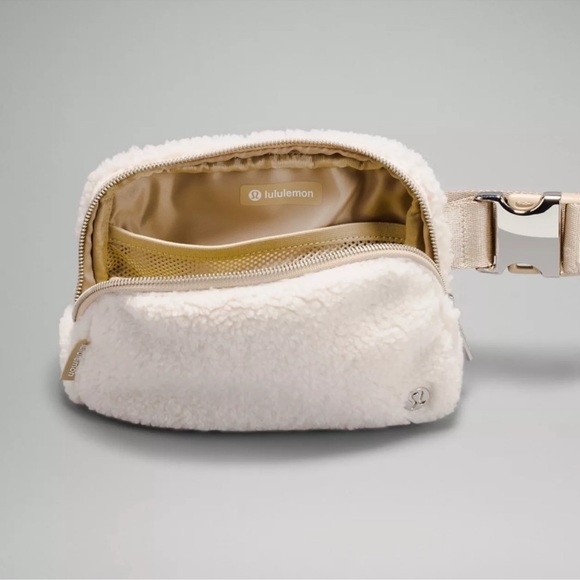 NWT lululemon sherpa belt bag - Picture 4 of 7